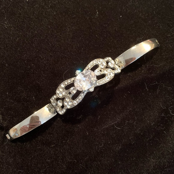 🆕🔥Crystal Bracelet Very Shiny Large Center Stone - Picture 4 of 6